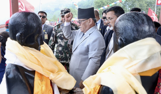 दोरम्बा घटनामा ज्यान गुमाएकालाई प्रचण्डले चढाए खादासहितको लालसलाम